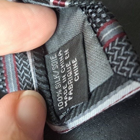 Bill Blass silk tie  56"x3.5" - Picture 8 of 8